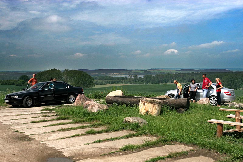 Stopp an einem Aussichtspunkt: BMW 730d von Michael („virgo”) und der Schnellläufer MB C 220 CDI von Maren („Blaubeere”)