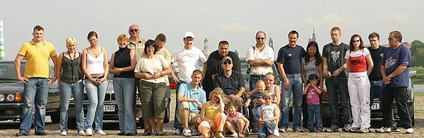 die Stammtischteilnehmer beim Gruppenfoto an der Elbe