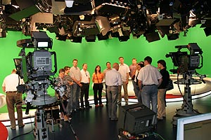 Im Nachrichtenstudio von RTL mit grünem Hintergrund, der im Fernsehen durch ein virtuelles Studiobild ersetzt wird