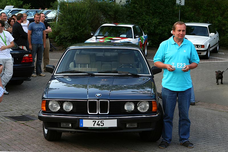Matthias (telekom-iker) mit seinem BMW 745i (E23)