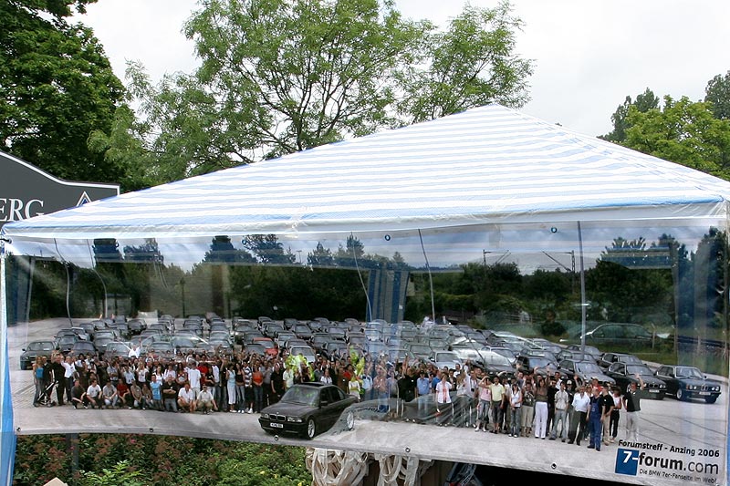 am Eingangspavillon hngten die Organisatoren ein Banner mit einem Gruppenfoto vom vergangenen Forumstreff auf