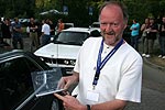 Heinz-Peter („TurboPeter”) mit seinem Siegerpokal für seinen BMW 745i (E23)