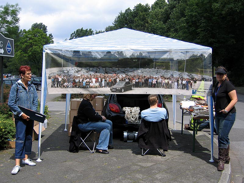 Eingangs-Pavillon mit Gruppenbild vom vergangenen Forums-Jahrestreff in Anzing