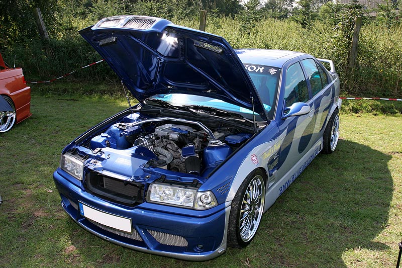 stark modifizierte BMW 3er (Modell E36) namens Blue Dragon