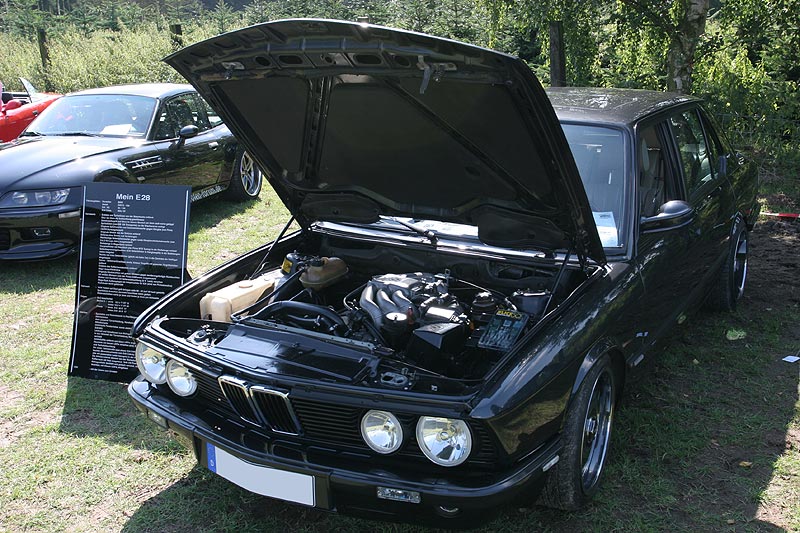 BMW 520i (E28) aus dem Jahr 1987 mit 129 PS Leistung, zahlreiche Modifikationen