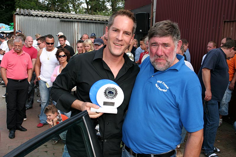 Mick erhielt von Bauer Paul einen Pokal fr seinen BMW 740iL (E32)