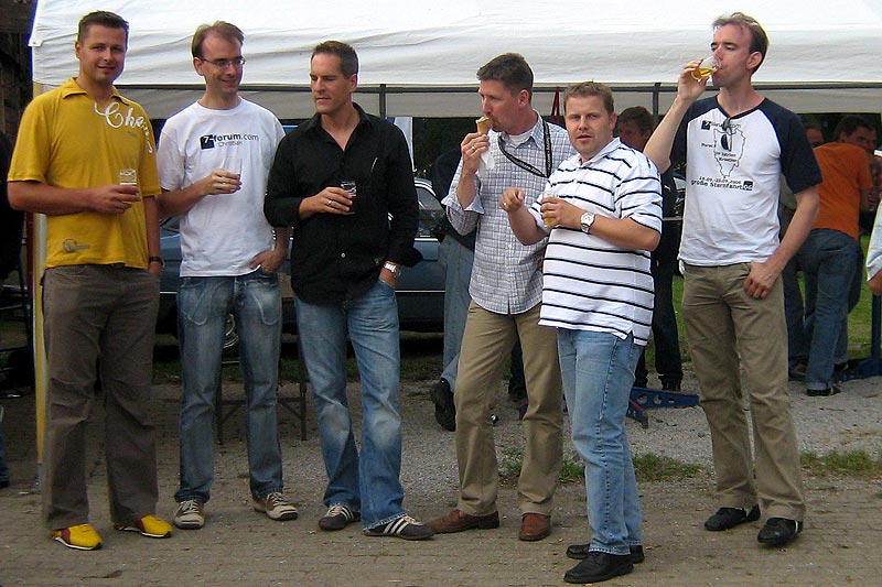 bevor es nach Hause ging, gab es noch ein Bier: Michal, Christian, Mick, Alexander, Stefan u. Matthias