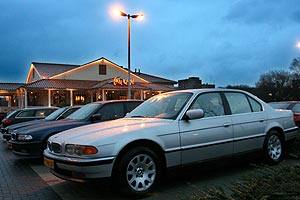 BMW 7er mit niederländischen Kennzeichen auf dem 7er-Parkplatz