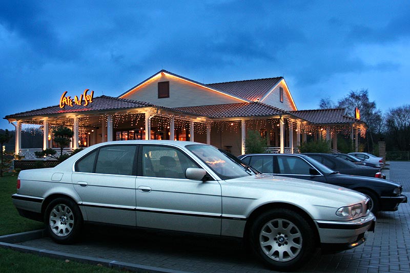 silberner BMW 7er (E38) vor dem Caf del Sol
