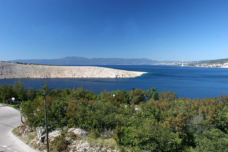 Blick auf die Insel Krk, gesehen vom Festland an der Brcke zur Insel