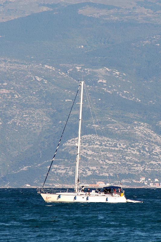 Segelboot, gesehen von Baska aus
