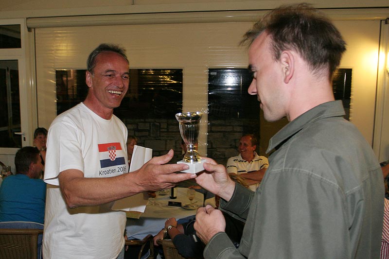 Horst (mystica) bergibt Matthias (TheTwinS74) den Pokal fr den zweiten Platz beim Kartfahren