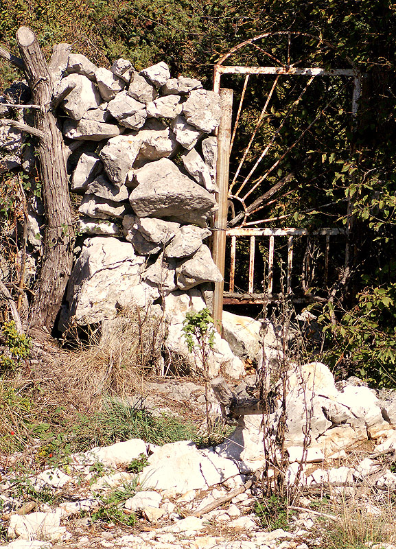 Tor in der Mauer aus losen Steinen