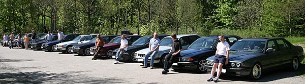 Gruppenfoto mit den Teilnehmern und ihren Fahrzeugen am Herkules-Parkplatz