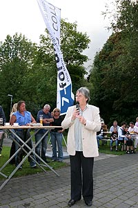 nach dem Rekordversuch kam Wegbergs Bürgermeisterin Hedwig Klein zum Forum Wegberg und begrüßte die Teilnehmer