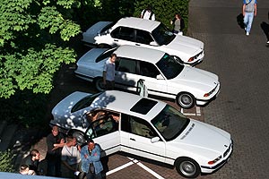 drei weiße 7er nebeneinader: der BMW L7 (E38) von Hans-Peter, der 740i (E32) von Mick und der 745i (E23) von Bernd