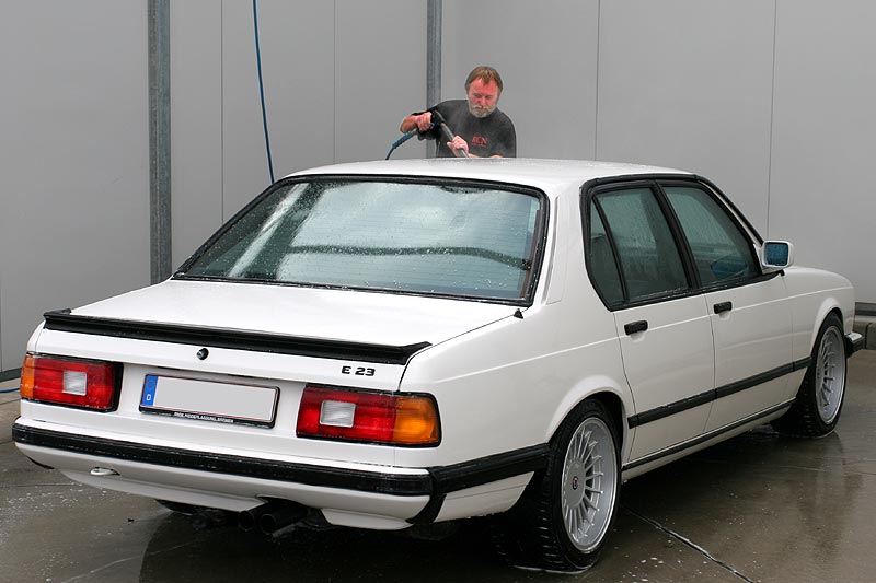 Bernd (e23bernd) wscht seinen BMW 745i Executive - kostenlos an der Waschbox an der Shell-Tankstelle Pflipsen in Wegberg