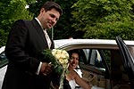ein Hochzeitspaar aus der Burg nimmt für ein Foto im BMW L7 von Hans-Peter („hpcaear”) Platz