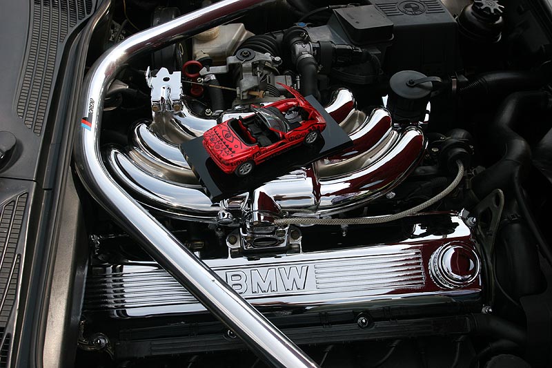 BMW Z1 ArtCar-Modell im Motorraum des BMW Z1