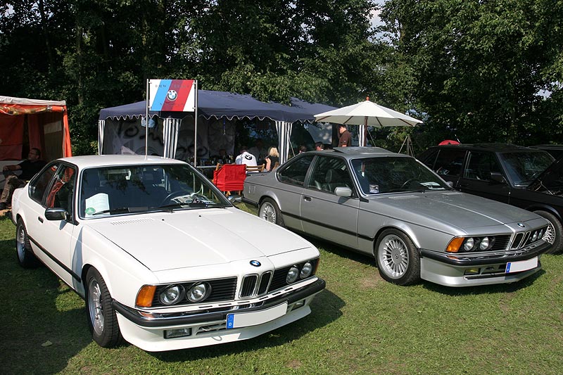 zwei 6er-BMWs vor dem Pavillon der BMW Freaks aus Nottuln