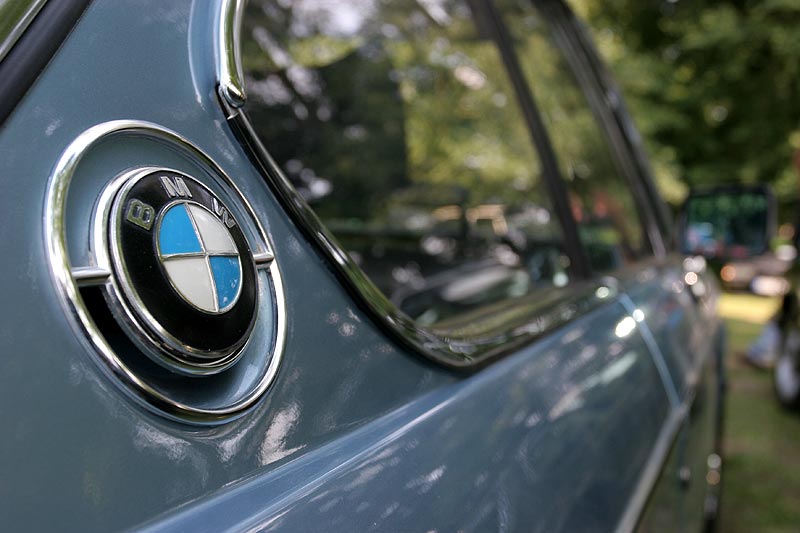 BMW Emblem auf der C-Sule des BMW 2,5 CS (E9)