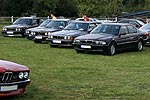 BMW 7er-Reihe auf Pauls Bauernhof am Nachmittag