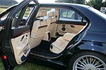 Blick in den Fon des BMW Alpina B12 6.0 (E38)