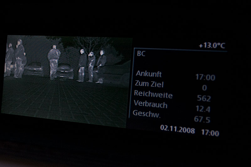NightVision im BMW 740i von Paul; auf dem Monitor: Stammtischler auf dem Parkplatz