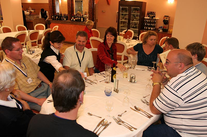 Sternfahrt-Teilnehmer am Abend im Speisesaal des Hotels