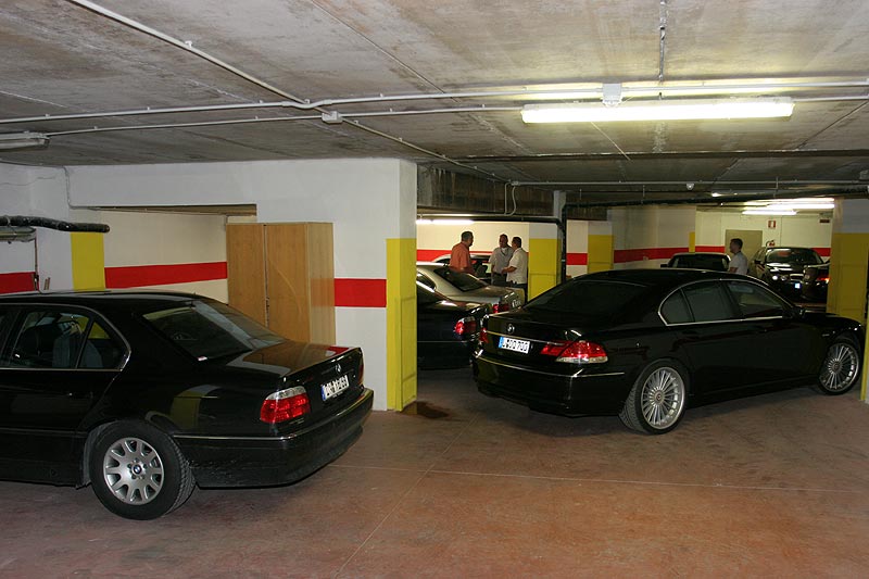 die 7er-BMWs konnten in der Tiefgarage des Hotels geparkt werden