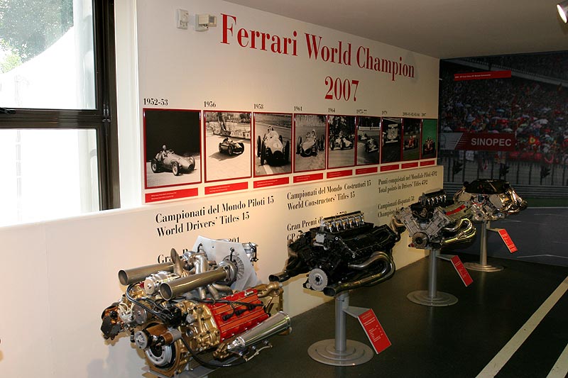Ferrari F1-Motoren im Ferrari Museum in Maranello