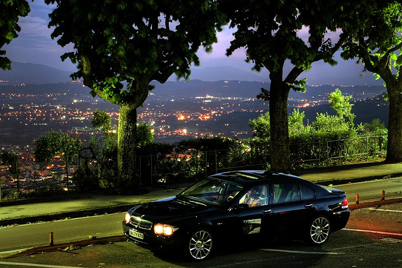 BMW 760Li in Montecatini Alto, mit Sternfahrt-Magnetschild an der Tr