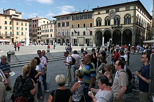 Sternfahrtler auf dem alten rmischen Marktplatz in Lucca