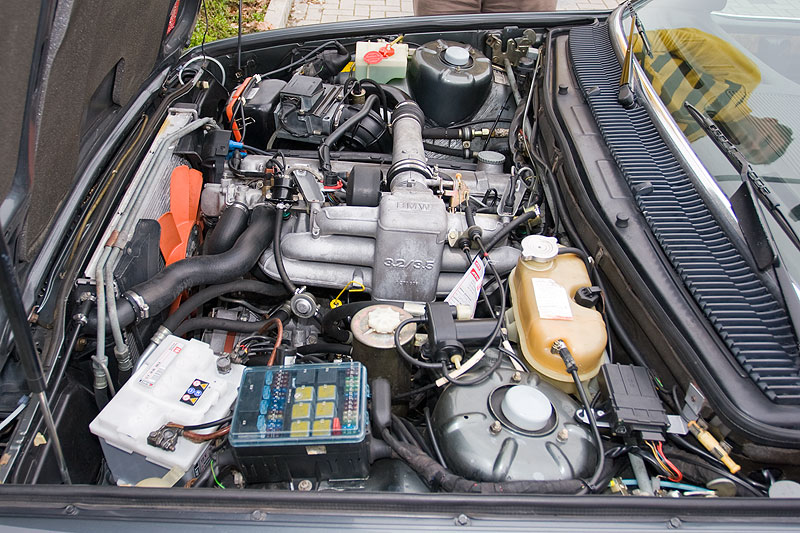 R6-Zylinder Turbo-Motor, mit Trockeneis gereinigt, im BMW 745iA Executive (E23) von Heinz-Peter (TurboPeter)