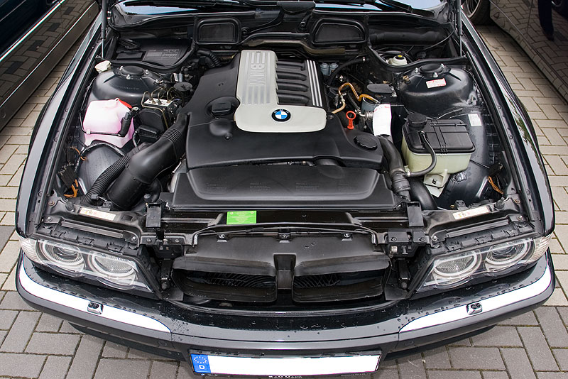 Mit Trockeneis aus Bergkamen gereinigter Motorraum im BMW 730d (E38) von Michael (virgo)