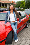 Marios („Mario RE”) Freundin an ihrem BMW 740i (E32)