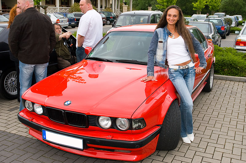 Marios (Mario RE) Freundin an ihrem BMW 740i (E32)