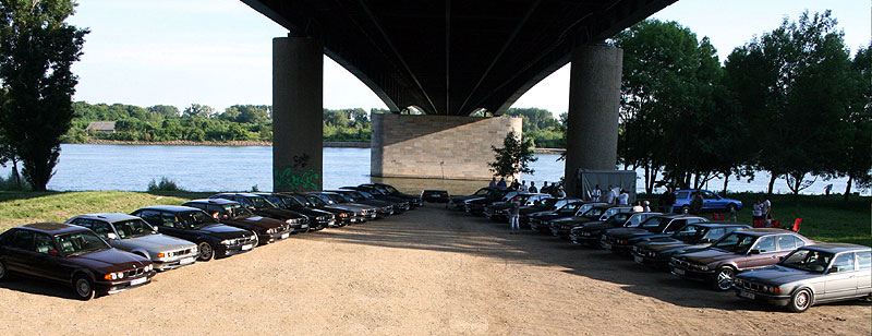 BMW 7er Parkplatz unter einer Autobahnbrcke in Mainz-Kastel