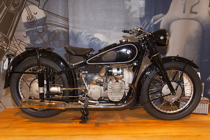 BMW R71 Motorrad aus dem Jahr 1938, Stckzahl: 3.458 (1938-41), 2-Zyl.-Boxer, 22 PS, 187 kg, 125 km/h (mit Seitenwagen)