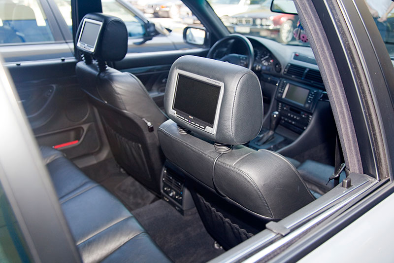 Monitore in den Kopfsttzen eines 7er-BMWs (Modell E38)