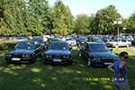 im Ernst-Wagner-Park platzierten sich die 7er-BMWs für das Gruppenfoto
