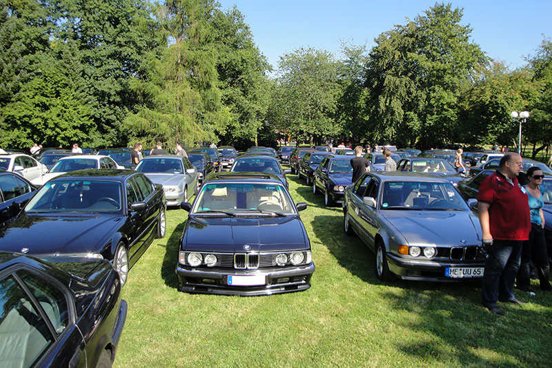 im Ernst-Wagner-Park platzierten sich die 7er-BMWs für das Gruppenfoto