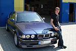 Daniel (Swordy) mit einem BMW Alpina B12 (E32)