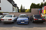 auf dem Hinterhof; in der Mitte der blaue BMW 740i (E38) von Frank (chatfuchs)