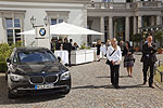 BMW mit einem Infostand am Schloss Bensberg