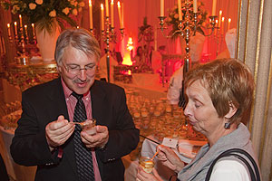 Gewinner Klaus-Peter mit Frau probieren Süßspeisen am üppigen Dessert-Buffet