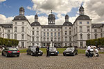 BMWs vor dem Schloss Bensberg