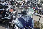 viele Motorrad-Liebhaber auf einem Parkplatz nahe des Nrburgringes