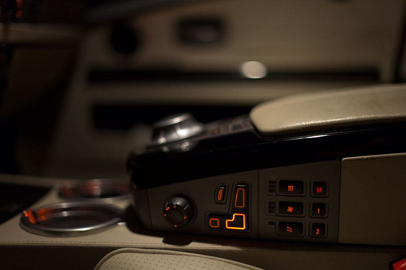 Mittelkonsole mit Sitzverstellung und iDrive Controller im BMW 760Li (Modell E66)