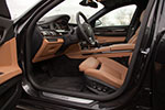 BMW 750i (F01) mit brauner Innenausstattung, Blick in den Fahrerraum 